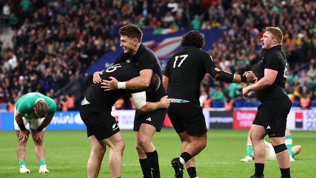 New Zealand players celebrate. Photo by Anne-Christine POUJOULAT / AFP)