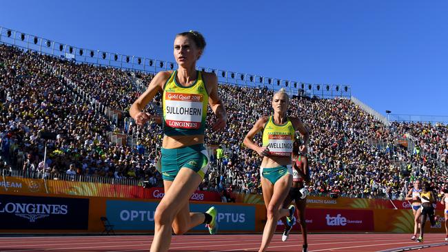 Celia Sullohern (left) and Eloise Wellings of Australia compete in the Women's 5000m Final on day ten of the XXI Commonwealth Games, at Carrara Stadium (AAP Image/Dean Lewins)