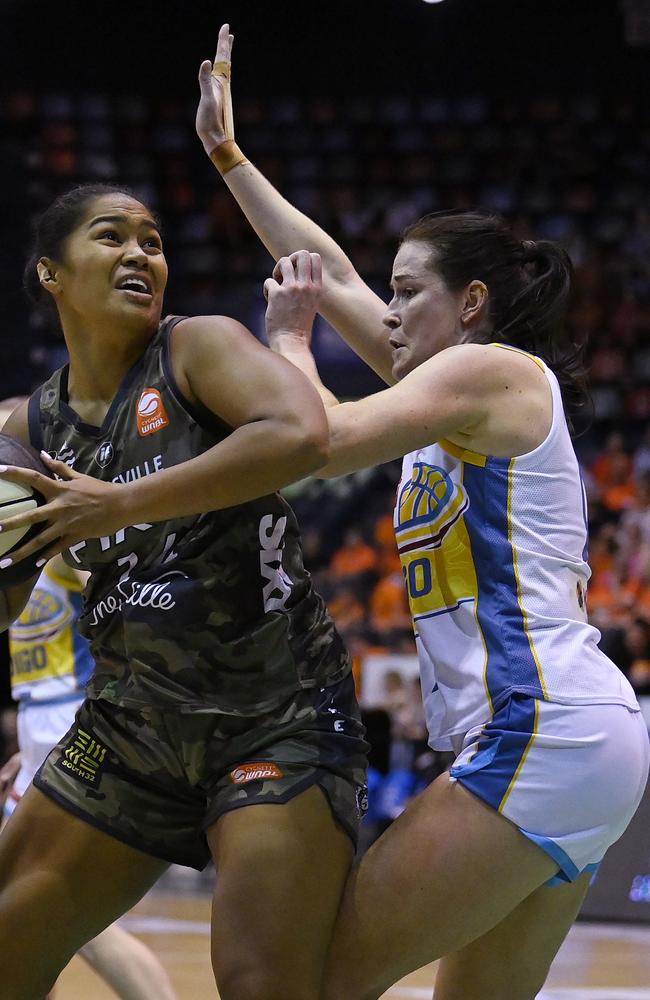 Alicia Froling guards 2023/24 Townsville Fire development player Ella Tofaeono. (Photo by Ian Hitchcock/Getty Images)