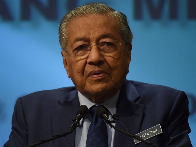 Malaysia's Prime Mininster Mahathir Mohamad addresses a press conference at the prime minister's office in Putrajaya on August 13, 2018. (Photo by Manan VATSYAYANA / AFP)