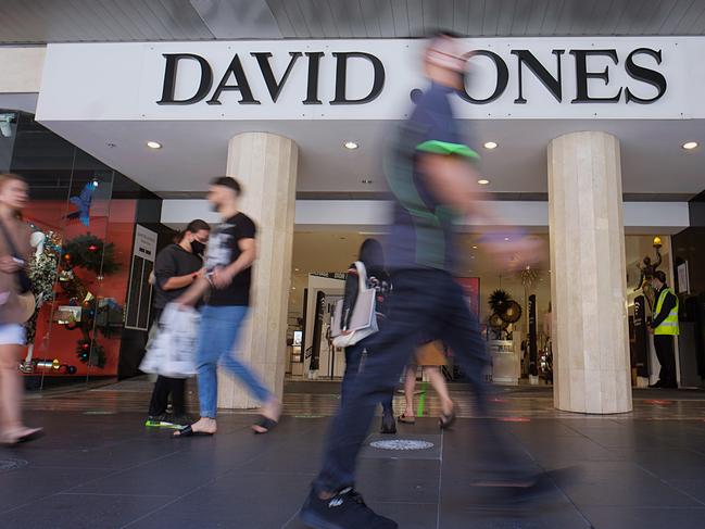 Photo of people doing their last minute Christmas shopping at David Jones in Melbourne on Thursday 24 December 2020. Photo Luis Enrique Ascui