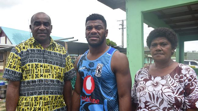 Sivo with parents Joeli Nawalu and mother Mere Nawalu. Picture: Fiji Sun/Waisea Nasokia