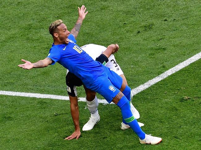 Costa Rica's defender Giancarlo Gonzalez (L) vies with Brazil's forward Neymar during the Russia 2018 World Cup Group E football match between Brazil and Costa Rica at the Saint Petersburg Stadium in Saint Petersburg on June 22, 2018. / AFP PHOTO / Giuseppe CACACE / RESTRICTED TO EDITORIAL USE - NO MOBILE PUSH ALERTS/DOWNLOADS