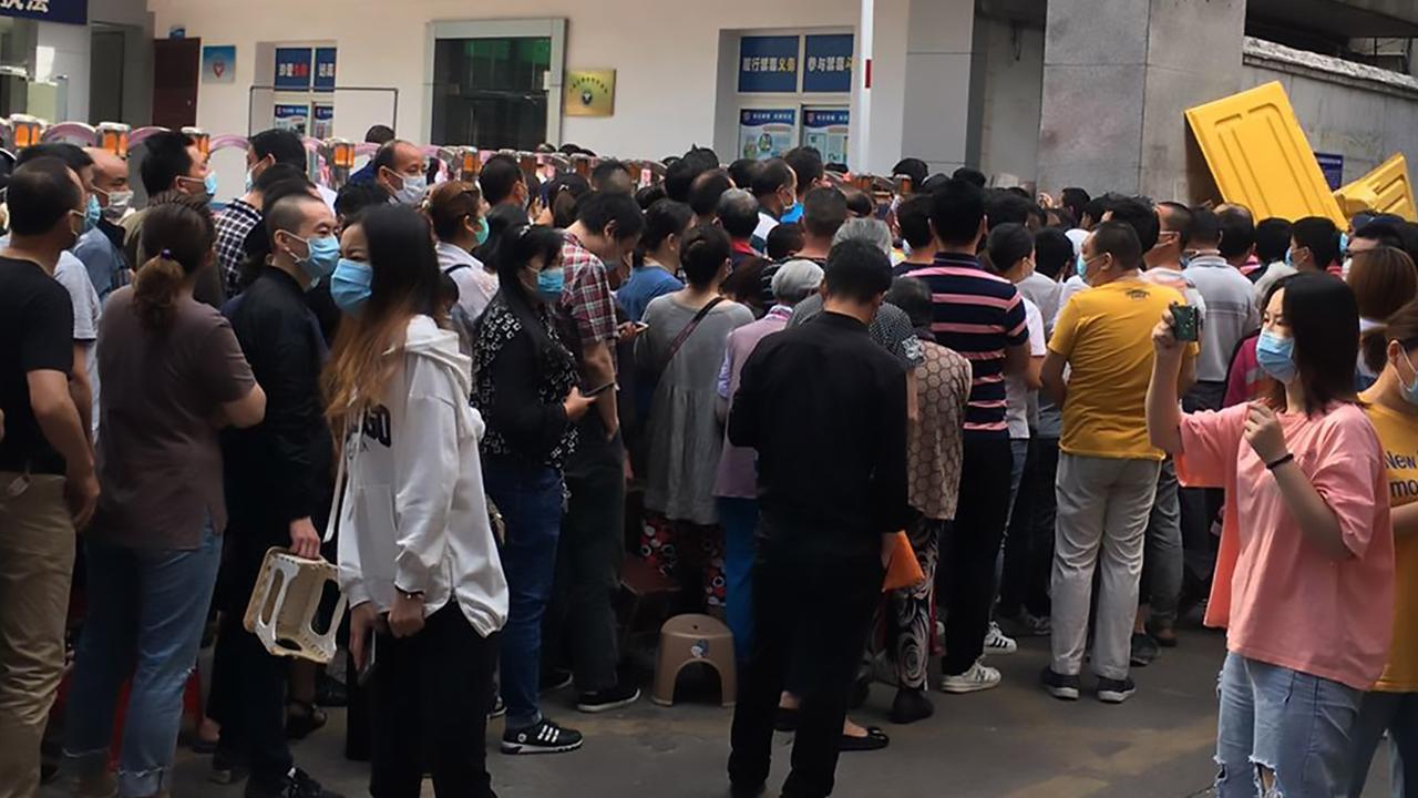 Wuhan residents in Jiang'an District crowd a COVID-19 testing station on Tuesday. Picture: Asiawire/australscope