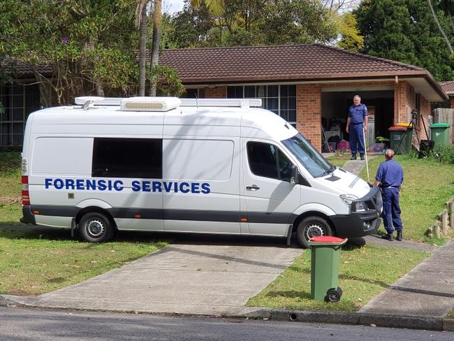 Forensic investigators arrive top search a home in Narara. Picture: Fiona Killman