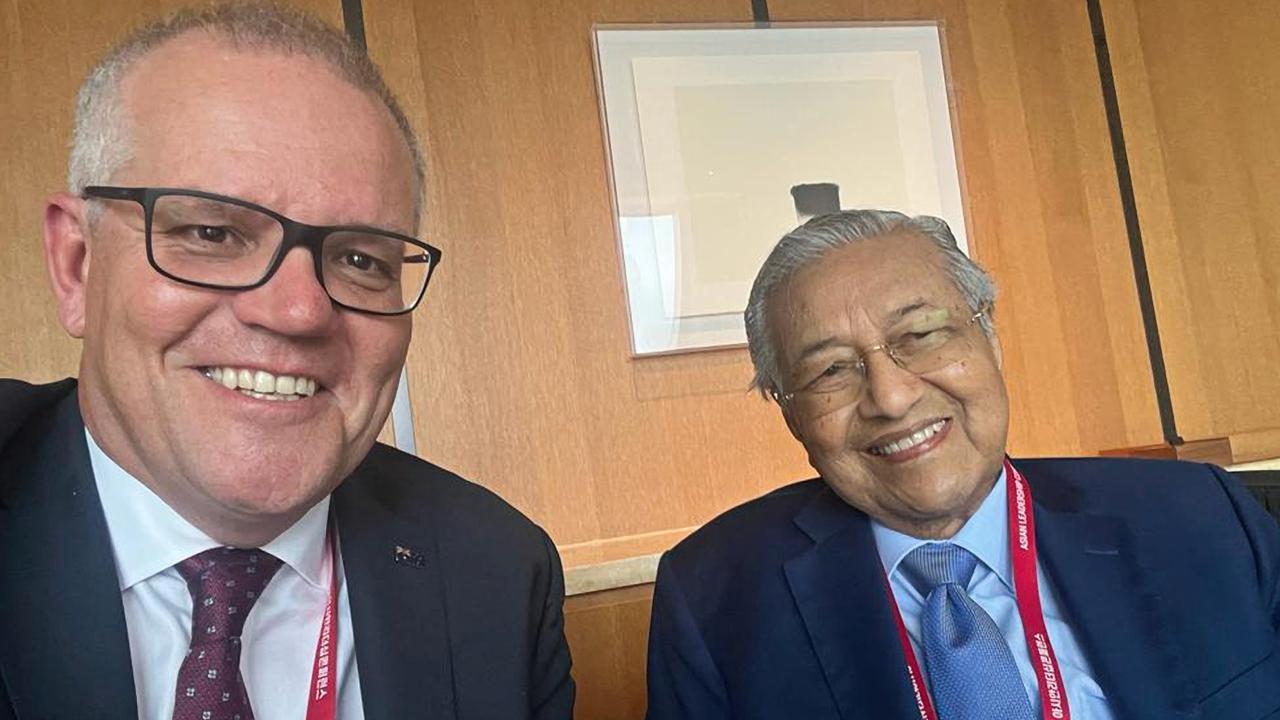 Scott Morrison and Mahathir bin Mohamad (right) at the Asian leaders summit in Seoul. Picture: Supplied