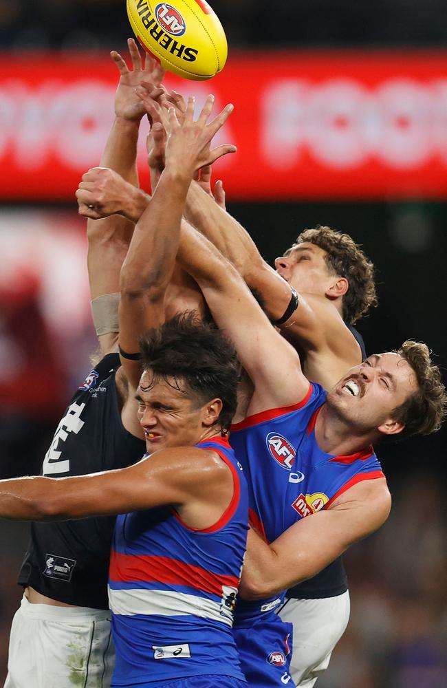 Jamarra Ugle-Hagan of the Bulldogs, Zaine Cordy of the Bulldogs and Charlie Curnow of the Blues contest the ball