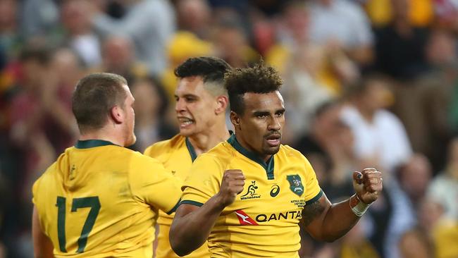 BRISBANE, AUSTRALIA - SEPTEMBER 08: Will Genia, Tom Robertson and Matt Toomua of the Wallabies celebrate winning The Rugby Championship match between the Australian Wallabies and the South Africa Springboks at Suncorp Stadium on September 8, 2018 in Brisbane, Australia. (Photo by Chris Hyde/Getty Images)