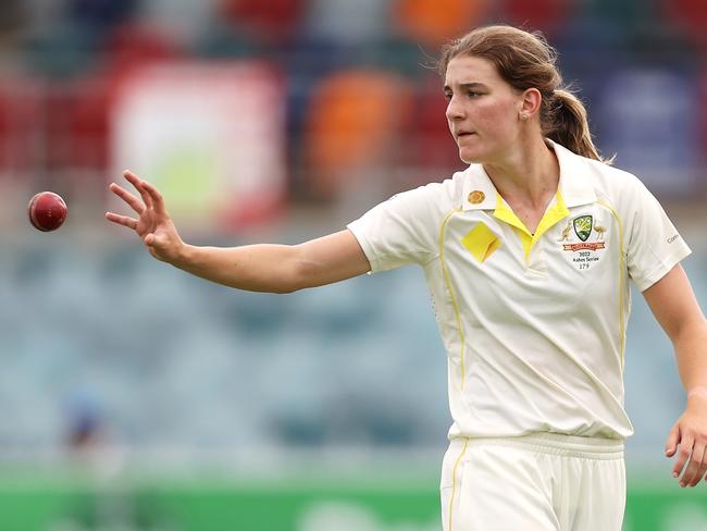 CANBERRA, AUSTRALIA - JANUARY 30: Annabel Sutherland of Australia catches the ball to bowl during day four of the Women's Test match in the Ashes series between Australia and England at Manuka Oval on January 30, 2022 in Canberra, Australia. (Photo by Mark Kolbe/Getty Images)