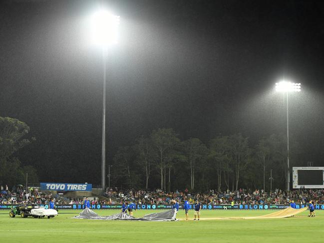 COFFS HARBOUR, AUSTRALIA - JANUARY 03: Ground staff bring on the covers during the BBL match between Sydney Sixers and Brisbane Heat at Coffs Harbour International Stadium, on January 03, 2024, in Coffs Harbour, Australia. (Photo by Albert Perez/Getty Images)