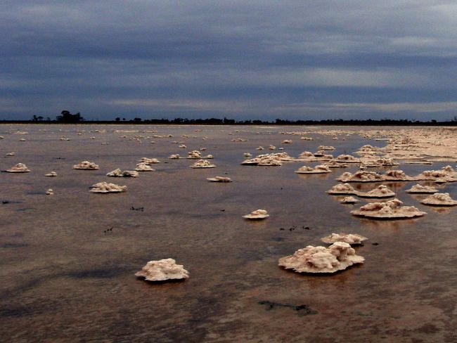 Pic: supplied by Annabel Walsh - Fax: 0350 282260.  PLEASE CONTACT FOR PERMISSION PRIOR TO FURTHER USE.  Evaporation basin for Lake Victoria salt interception scheme.  salinity