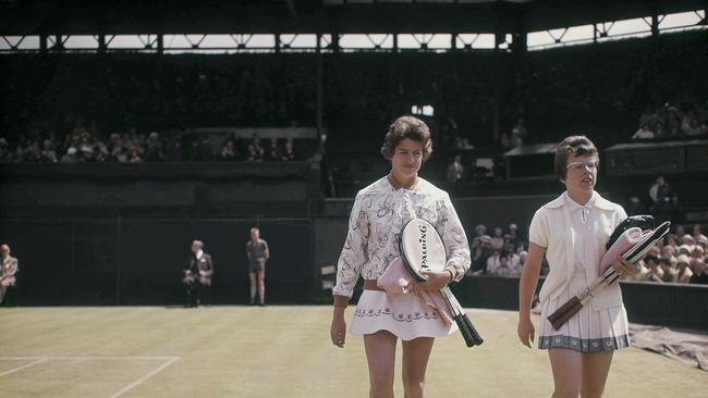 Margaret Court Smith, with Bille Jean Moffit on her left, before the finals at Wimbledon, England in June 1962. (AP Photo) AP ref 6806010697 (MC2)