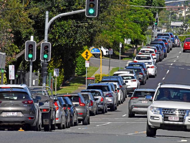 BRISBANE, AUSTRALIA - NewsWire Photos JANUARY 4, 2022:  A line up of cars on Newmarket Rd, Windsor stretchers for a few Kms for Covid testing.Picture: NCA NewsWire / John Gass