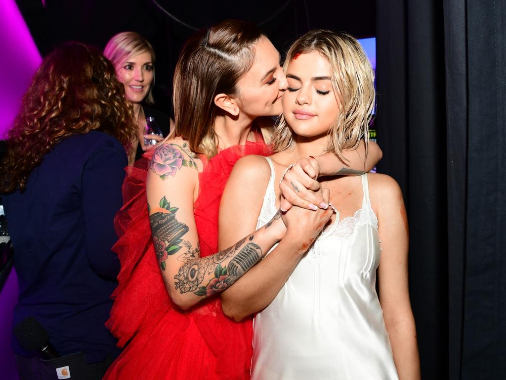 Julia Michaels and Selena Gomez pose backstage during the 2017 American Music Awards at Microsoft Theater on November 19, 2017 in Los Angeles, California. Picture: Getty