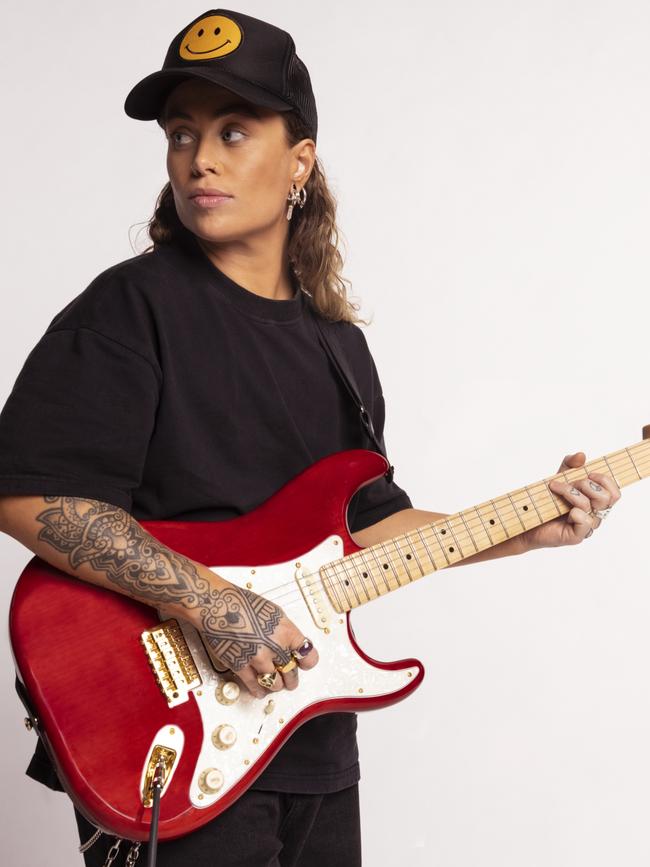 Tash Sultana with a signature Tash Sultana Stratocaster in 2024. Picture: Alysse Gafkjen