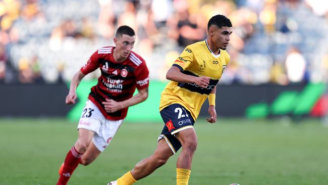 GOSFORD, AUSTRALIA – FEBRUARY 22: Abdul Faisal of the Mariners controls the ball during the round 20 A-League Men match between Central Coast Mariners and Western Sydney Wanderers at Industree Group Stadium, on February 22, 2025, in Gosford, Australia. (Photo by Brendon Thorne/Getty Images)