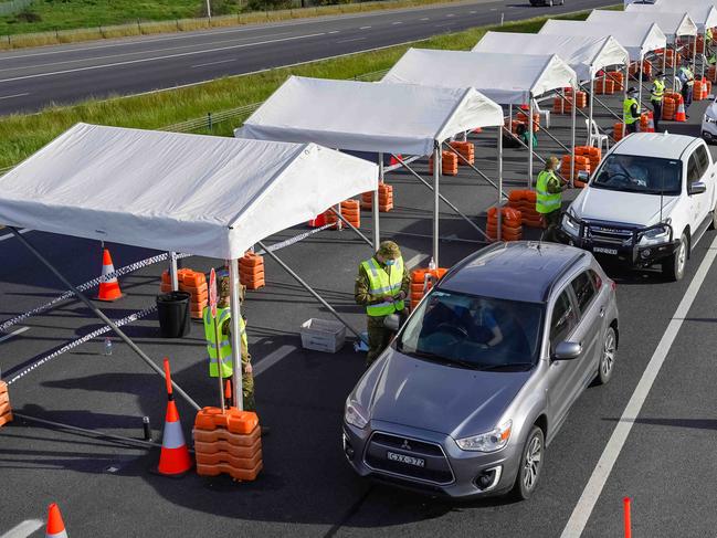 ALBURY NSW, AUSTRALIA - NewsWire Photos September 03, 2020:Hume Freeway road block in Albury.Picture: NCA NewsWire / Simon Dallinger