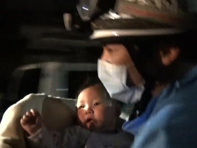 This handout image taken from video footage released by the Kumamoto Prefectural Police on April 15, 2016 shows a rescue worker carrying an eight-month-old baby girl after she was pulled from the rubble following an earthquake in Mashiki, Kumamoto Prefecture. Rescuers were scrambling to find survivors on April 15 after a powerful earthquake in southern Japan that left at least nine people dead and hundreds injured, sparking fires and buckling roads. / AFP PHOTO / Kumamoto Prefectural Police / STR / Japan OUT / RESTRICTED TO EDITORIAL USE - MANDATORY CREDIT "AFP PHOTO / Kumamoto Prefectural Police " - NO MARKETING NO ADVERTISING CAMPAIGNS - DISTRIBUTED AS A SERVICE TO CLIENTS - NO ARCHIVES