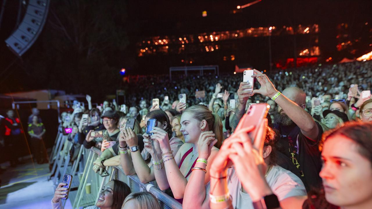 90+ Pictures: Fans Flock To See Teddy Swims At Riverstage 