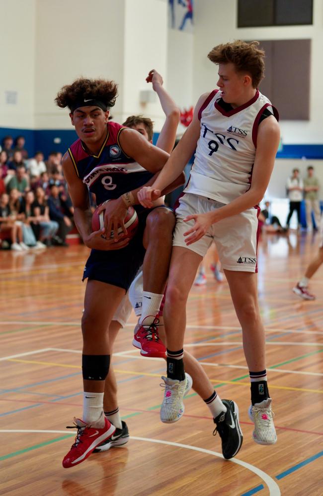 GPS Basketball action: Roman Siulepa v Indy Cotton. Picture courtesy of Heidi Brinsmead.