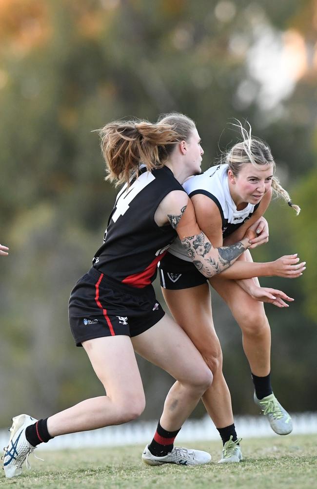 Maddie Goodwin tackles in QAFLW (red)