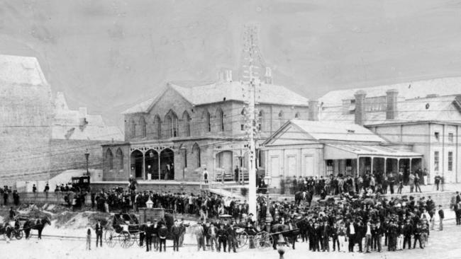 A crowd attends the inquest into the death of Emily Mather at the old Supreme Court building at the corner of La Trobe and Russell Streets in Melbourne. She was the last victim of the murderer Frederick Deeming in April 1892. Picture: Argus Collection