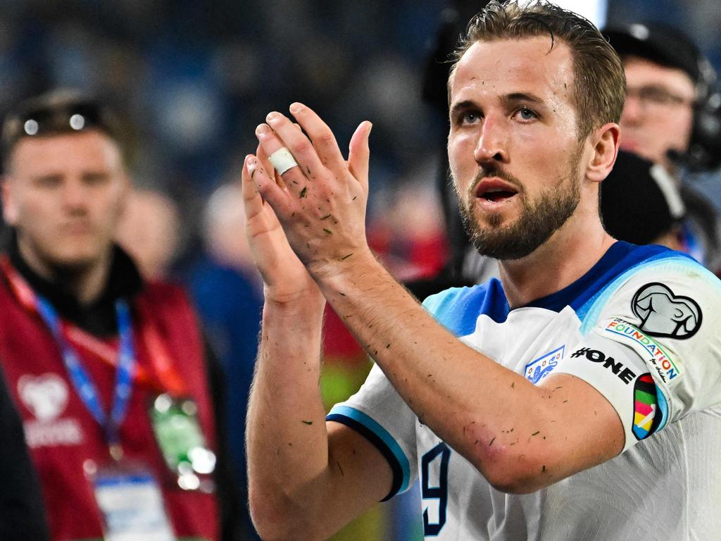 Anglický útočník Harry Kane uznal dav na konci kvalifikačného zápasu C-skupiny ME 2024 medzi Talianskom a Anglickom, 23. marca 2023 na štadióne Diega Maradonu v Neapole.  (Foto: Alberto Pezzoli/AFP)