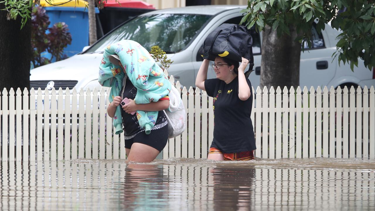 Shepparton residents escape flooding of the Victoria Park lake. Picture: David Crosling