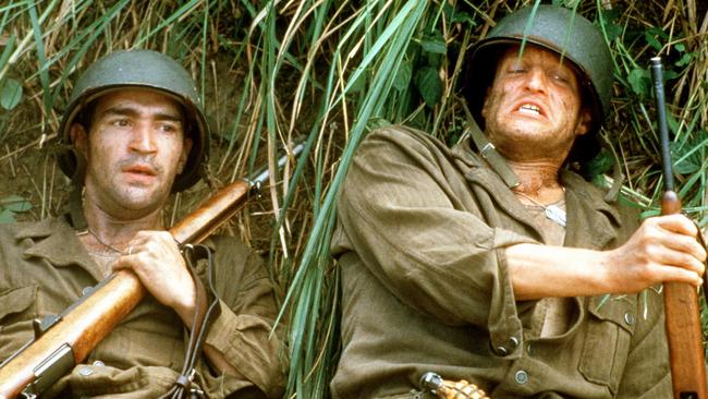 15/02/1999 PIRATE: Actor Woody Harrelson (r) in scene from film "The Thin Red Line". /Films/Titles/Thin/Red/Line