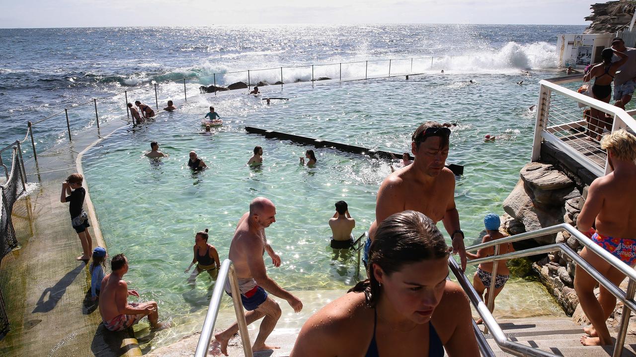 Sydney, Bronte Beach Video of crazy cleanup after wild party The