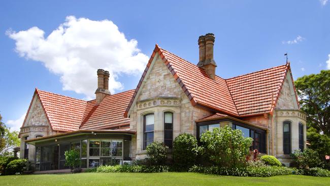 The single storey mansion Farsley, 39 Eldernell Terrace, Hamilton, Brisbane.