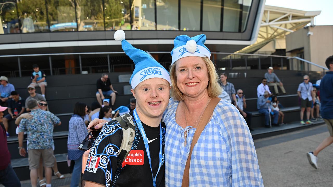 20/12/24. Gallery Big Bash - Adelaide Strikers v Melbourne Stars at Adelaide Oval. Picture: Keryn Stevens