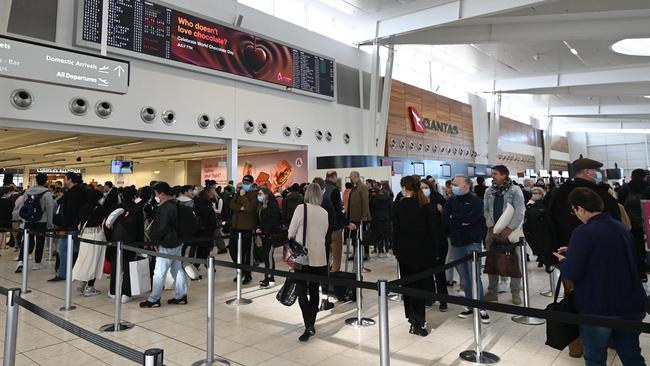 Travellers are being urged to arrive early as school holiday chaos hits this weekend. Picture: NCA NewsWire/Naomi Jellicoe