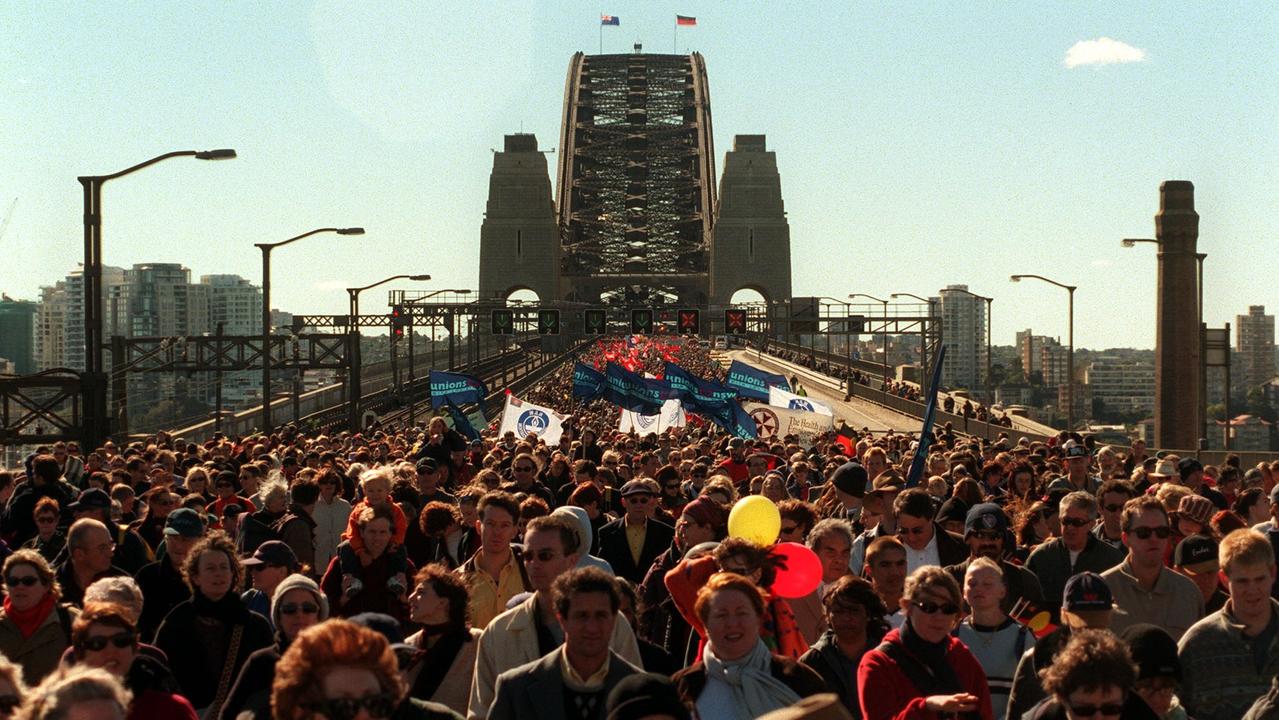 MAY 28, 2000 : Over 150,000 walking across closed Sydney Harbour Bridge for Walk for Reconciliation, 28/05/00. Pic Troy Bendeich.  NSW