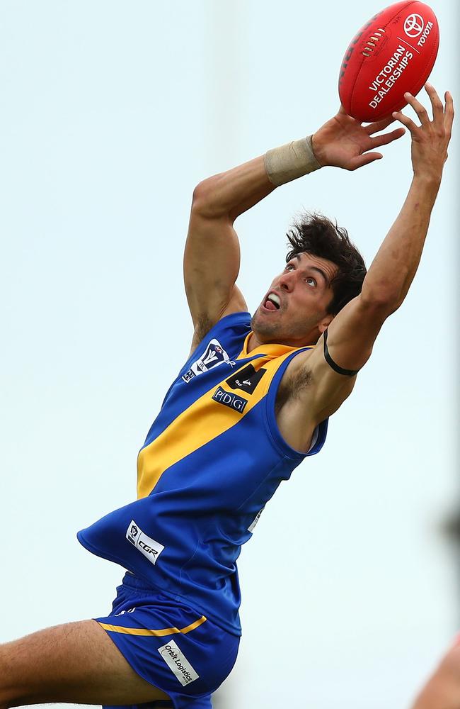 Leigh Masters in a typical pose, marking for Williamstown.