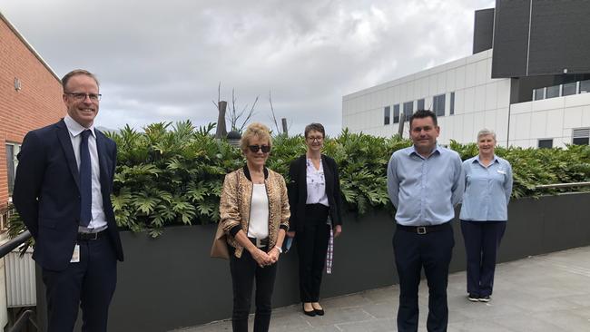 Illawarra Cancer Centre's Dr Brungs, Deanna Hughes, Co-Director Cancer Services Nicola Ryan, Grant Hughes and nurse Vhari Dickson.