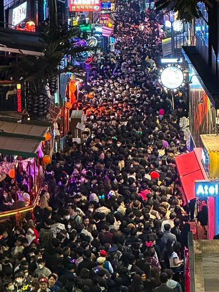 The crowd surges through the narrow alley. Picture: Twitter