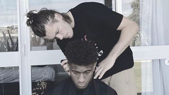 Collingwood's Darcy Moore gives teammate Atu Bosenavulagi a haircut in the hub. Source: Instagram