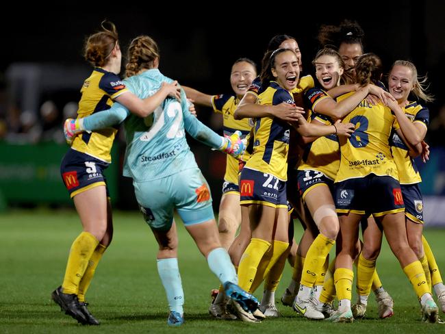 Mariners' players celebrate victory in the penalty shoot out. Picture: Jonathan DiMaggio/Getty Images