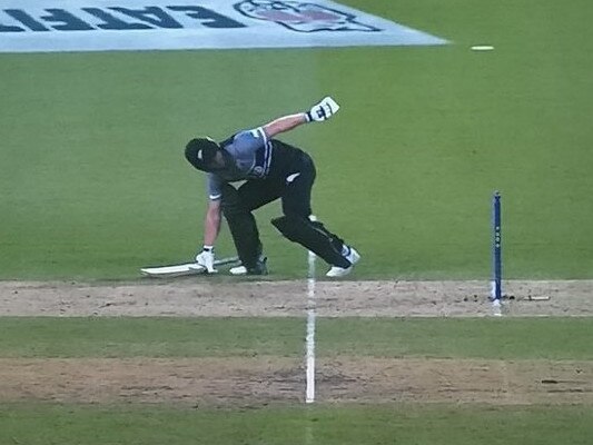 Glenn Philips avoids mankad v SL