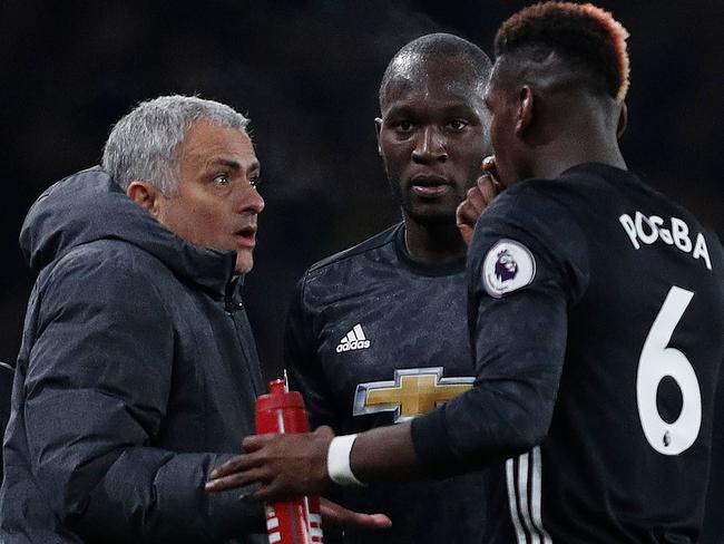 Jose Mourinho chats with Romelu Lukaku (C) and Paul Pogba.