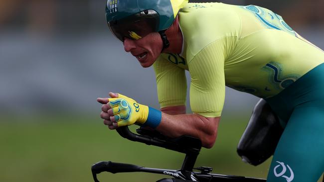 Darren Hicks on his way to a gold medal in the men's C2 time trial. Photo: Getty Images