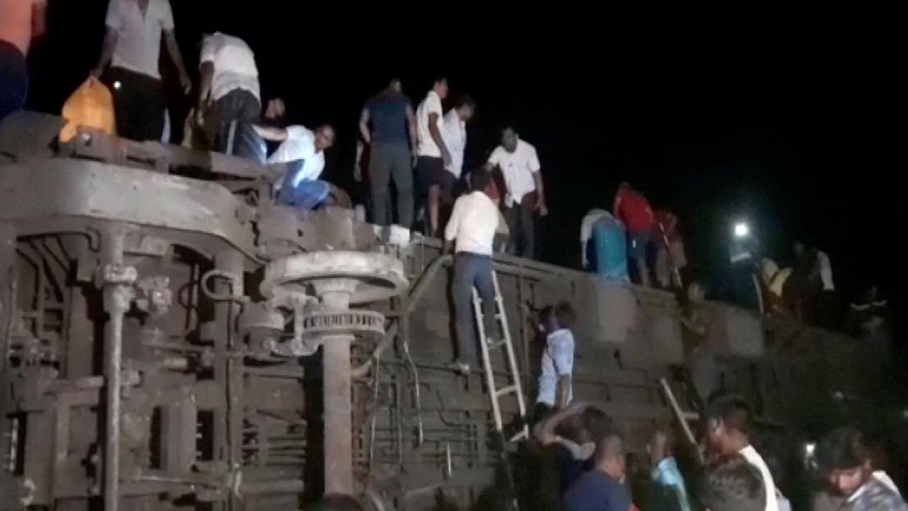Mọi người nhìn thấy leo lên tàu để giúp đỡ những người bị thương.  Ảnh: SkyNews