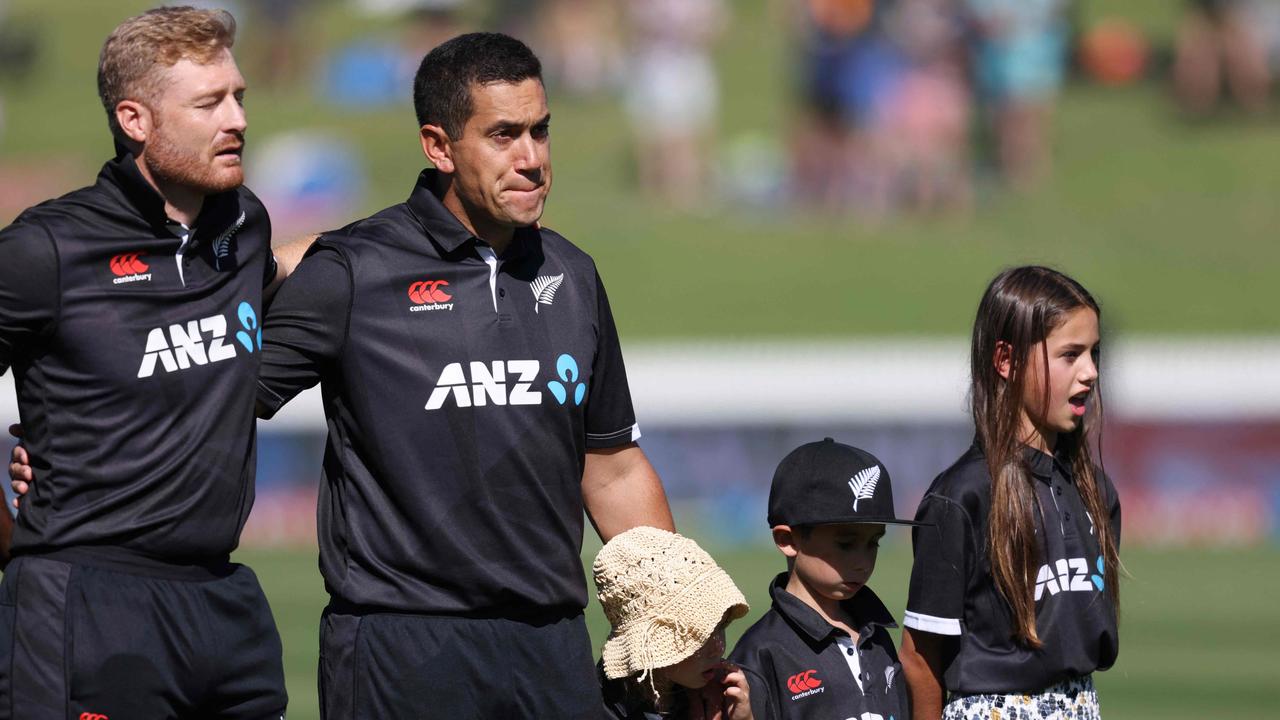 Pemain Selandia Baru Ross Taylor (kedua dari kiri) berbaris untuk lagu kebangsaan bersama anak-anaknya (K ke kanan) Adelaide, Jonty dan Mackenzie serta rekan setimnya Martin Guptill (kiri) sebelum memulai pertandingan terakhirnya untuk Selandia Baru.