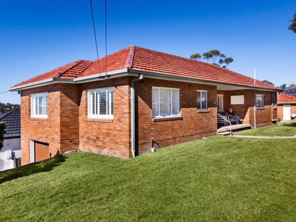 15 Fishbourne Rd, Allambie Heights sold for $2.4m.