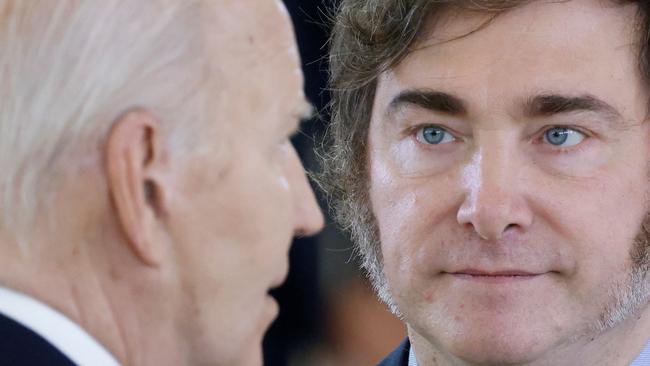 Argentinian President Javier Milei (R) speaks with US President Joe Biden (L) on the sidelines of a working session on Artificial Intelligence. Picture: Ludovic MARIN / AFP.