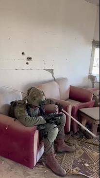 Israeli soldier mimics Yahya Sinwar's final moments