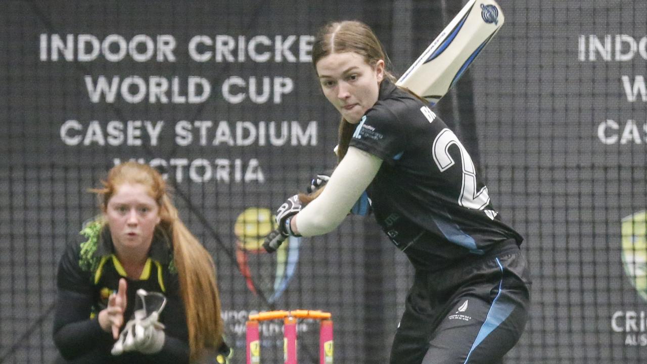 Australian keeper Stacy Rockliff and Anna Browning (New Zealand). Picture: Valeriu Campan