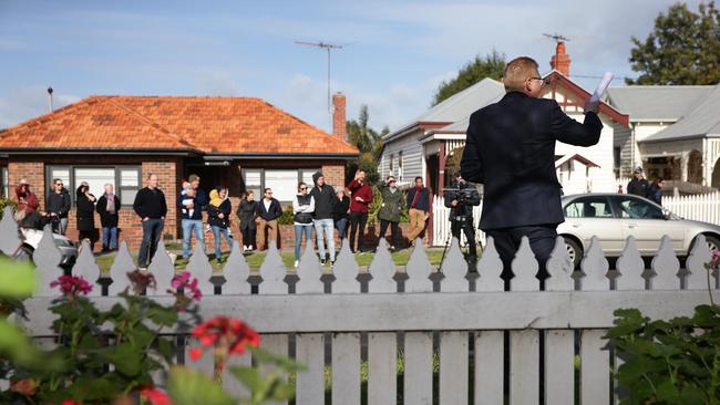 Duncan Skene, from Maxwell Collins real estate auctioned 105 Maud St, Geelong.  Picture: Peter Ristevski