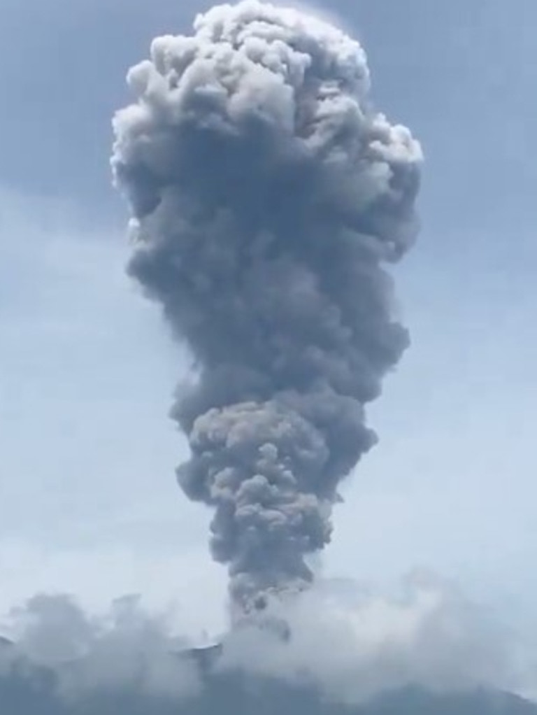 Mount Marapi spews a cloud of ash 2km into the air.